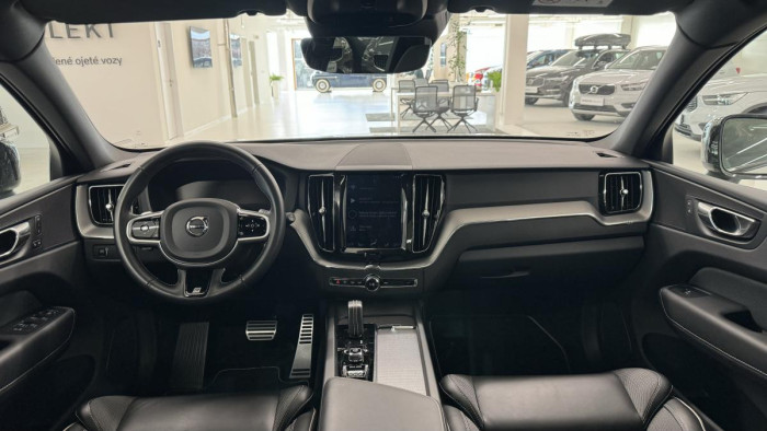 Volvo XC60 B4 AWD R-DESIGN AUT REZERVACE