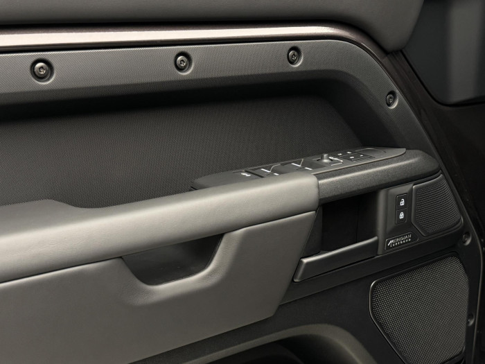 Land Rover Defender OCTA P635