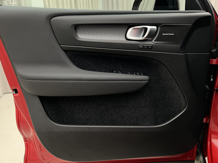 Volvo XC40 B3 ULTRA DARK AUT CZ 1.maj.