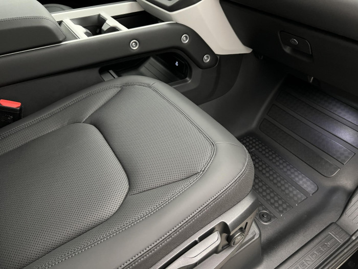 Land Rover Defender 110 D200 S AWD Aut REZERVACE 3.0 d