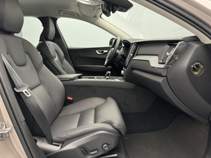 Volvo XC60 B4 AWD PLUS DARK AUT CZ 1.maj