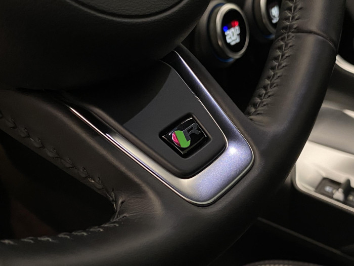 Jaguar E-Pace AWD R-DYNAMIC SE REZERVACE 2.0 Dynamic SE