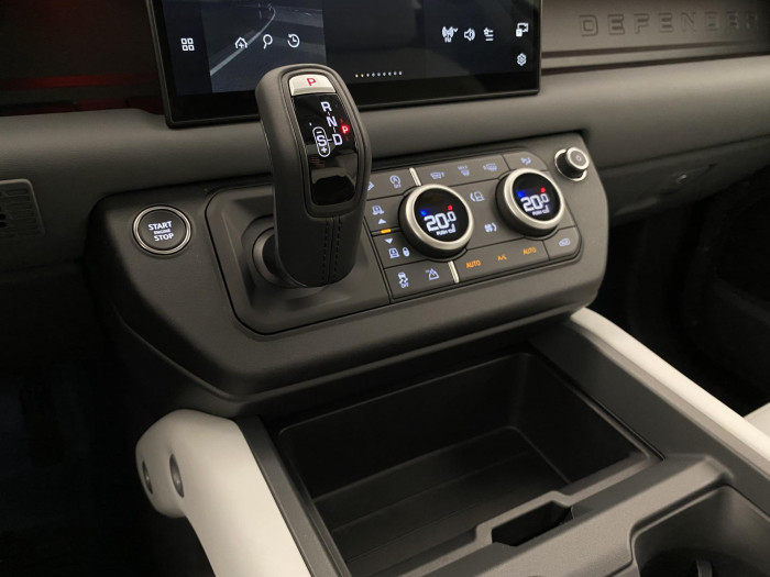 Land Rover Defender 110 D300 X-D HSE REZERVACE 3.0 d d