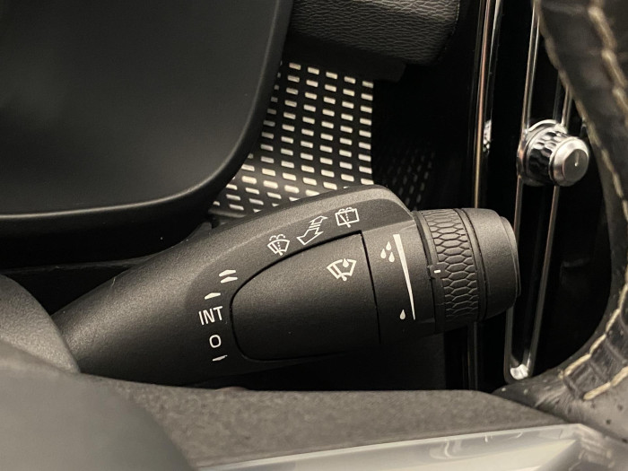 Volvo XC40 T4 AWD R-DESIGN REZERVACE