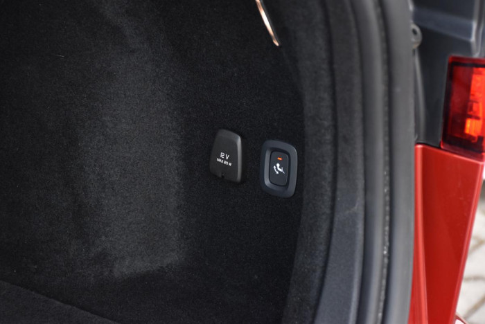 Volvo V60 B4 INSCRIPTION AUT REZERVACE