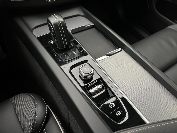 Volvo XC60 B4 AWD R-DESIGN AUT