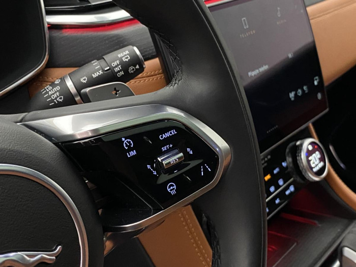 Jaguar F-Pace D200 R-DYNAMIC REZERVACE 2.0 d Dynamic