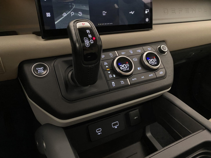 Land Rover Defender D250 AWD SE AUT CZ 3.0 d SE