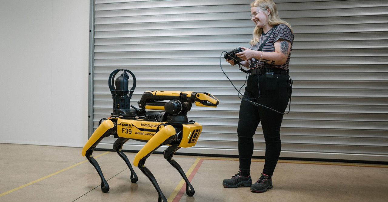 Továrna Jaguar Land Rover nově využívá robotického hlídacího psa