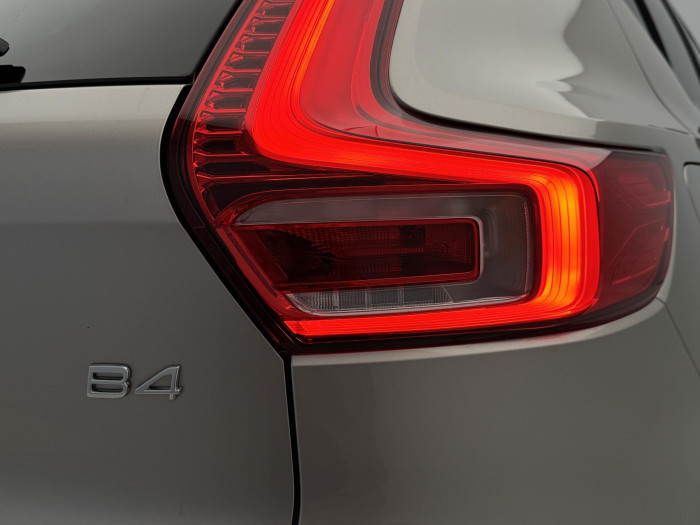 Volvo XC40 B4 ULTIMATE DARK REZERVACE