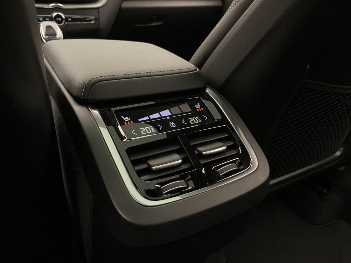 Volvo XC60 B5 AWD ULTRA DARK AUT CZ 1.maj