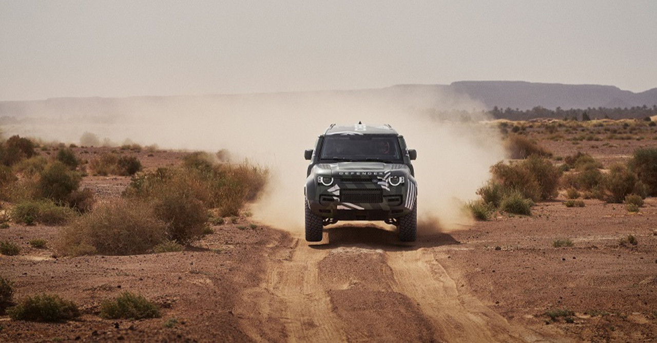 Defender dokončil první testování prototypu pro cross country soutěže a podepsal legendu Dakaru