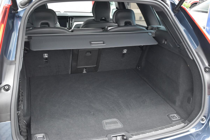 Volvo XC60 B5 AWD ULTIMATE REZERVACE