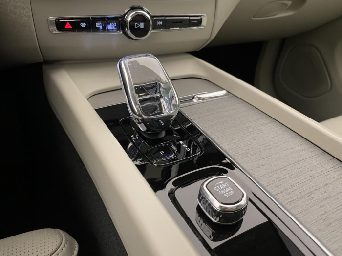 Volvo XC60 B4 AWD ULTIMATE DARK REZERVACE