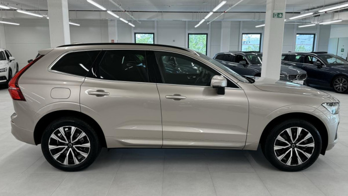 Volvo XC60 B4 AWD CORE AUT REZERVACE
