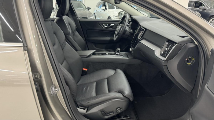 Volvo V60 B4 MOMENTUM AUT REZERVACE 2.0 Momentum