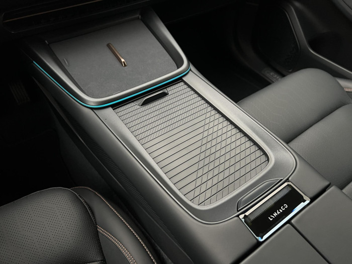 Lynk & Co 08 MORE PHEV