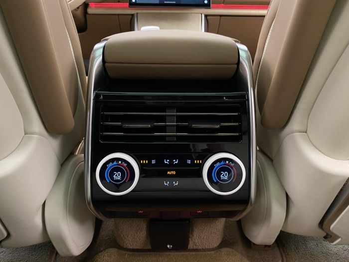 Land Rover Range Rover SV P615 SWB