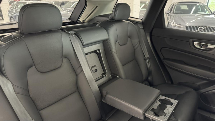 Volvo XC60 B4 AWD ULTIMATE REZERVACE