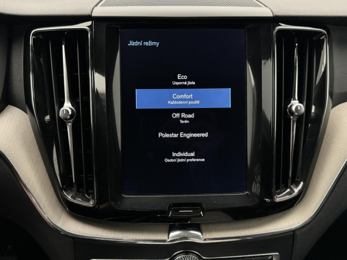 Volvo XC60 D4 AWD INSCRIPTION REZERVACE 2.0 d