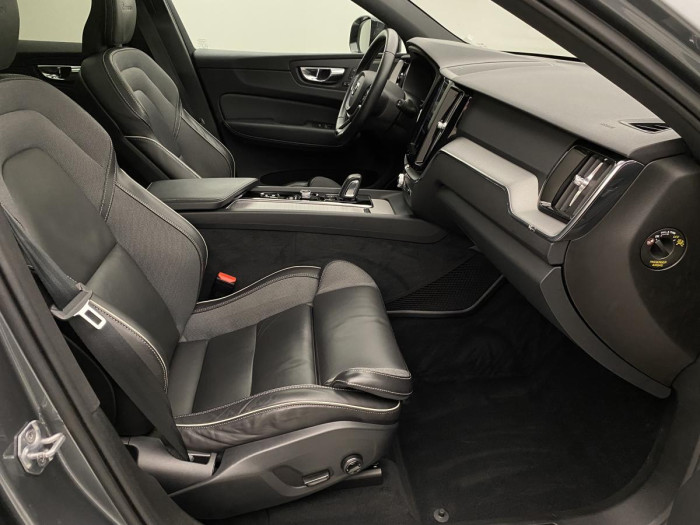 Volvo XC60 B5 AWD R-DESIGN REZERVACE