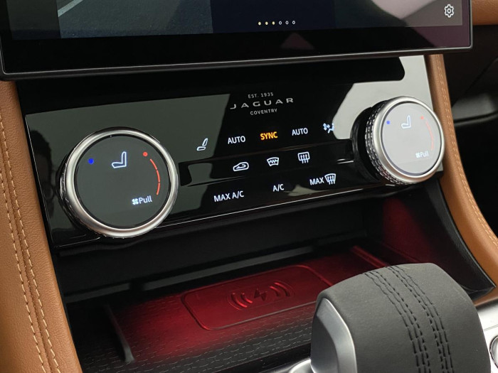 Jaguar F-Pace D200 R-DYNAMIC REZERVACE 2.0 d Dynamic