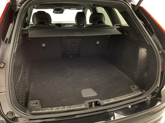 Volvo XC60 B5 AWD R-DESIGN REZERVACE