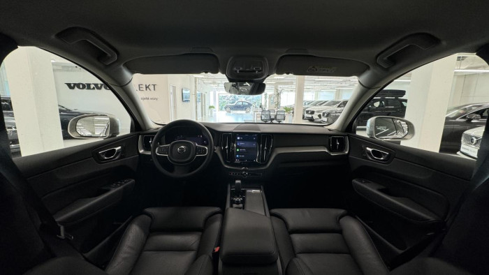 Volvo XC60 B4 AWD CORE AUT REZERVACE