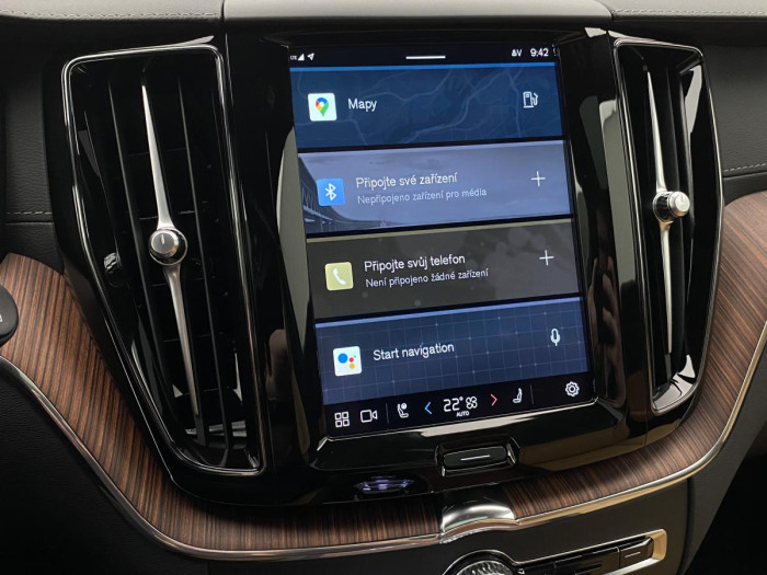 Volvo XC60 B4 AWD ULTIMATE AUT REZERVACE