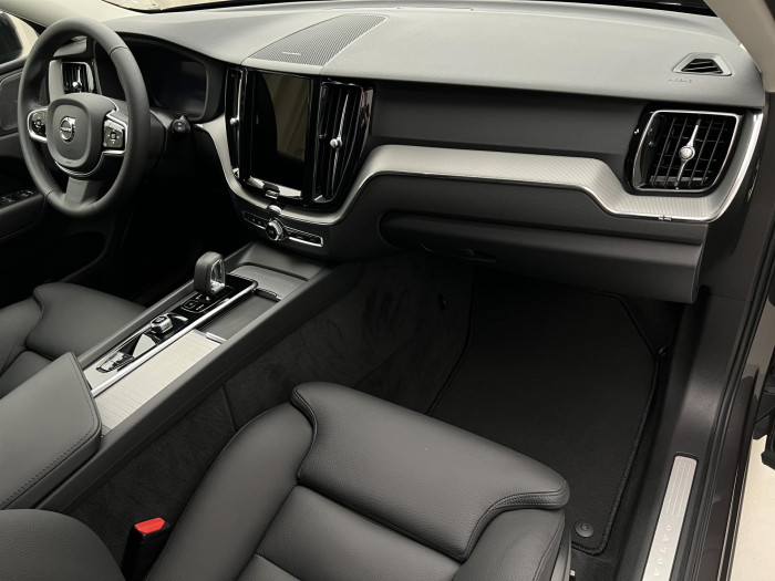 Volvo XC60 B4 AWD PLUS DARK AUT 1.maj.