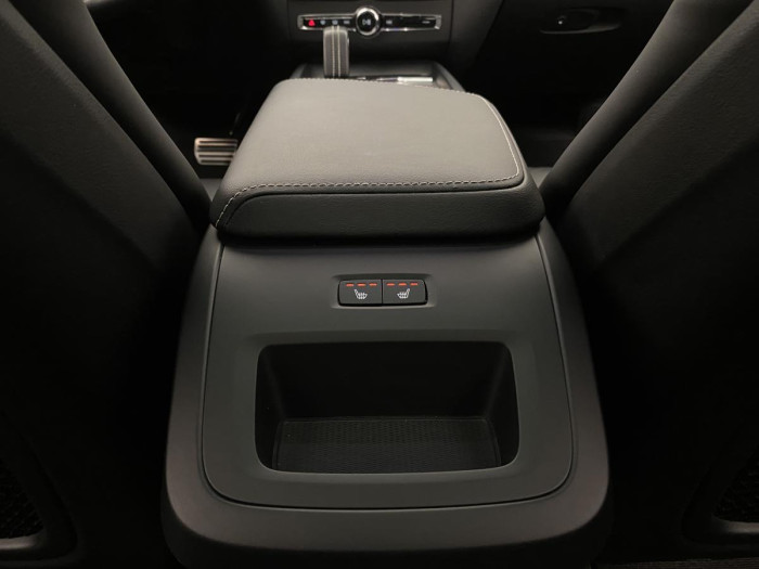 Volvo XC60 B4 AWD R-DESIGN AUT REZERVACE