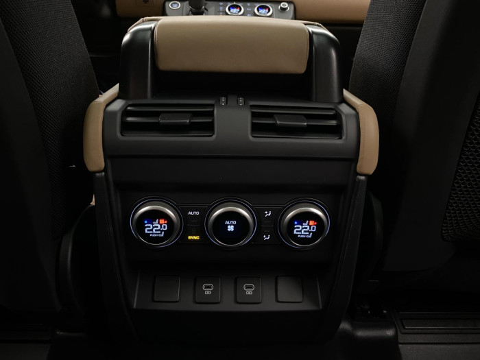 Land Rover Defender 110 D300 X AWD REZERVACE 3.0 d