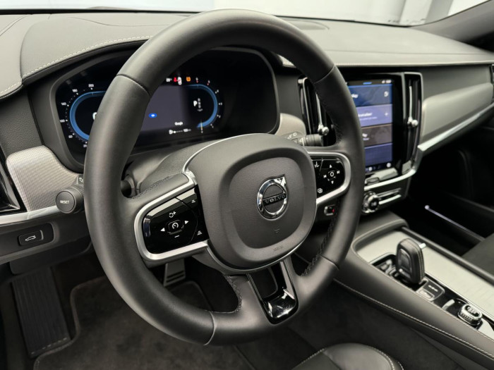 Volvo V90 B4 R-DESIGN AUT REZERVACE