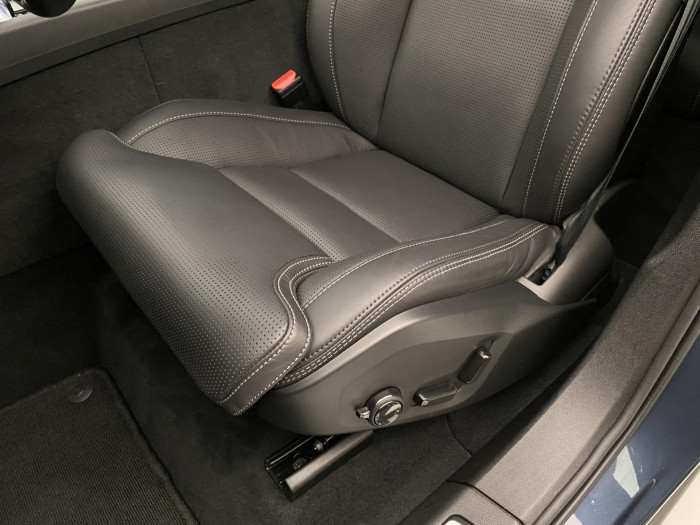 Volvo XC60 B5 AWD PLUS DARK REZERVACE