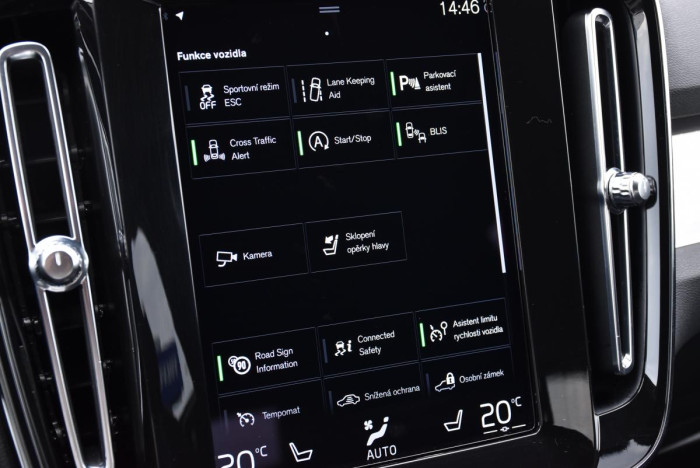 Volvo XC40 B4 AWD MOMENTUM REZERVACE 2.0 Momentum
