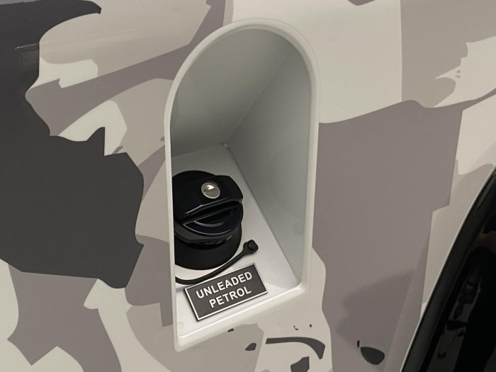 Land Rover Defender WORKS V8 TROPHY II 1 z 25 5.0 V8