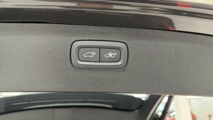 Volvo XC90 T8 AWD ULTIMATE DARK REZERVACE