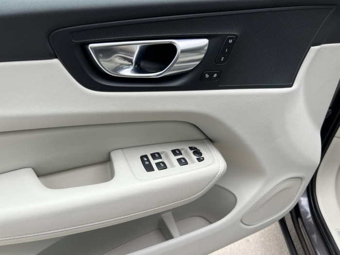 Volvo XC60 B4 PLUS BRIGHT Aut REZERVACE