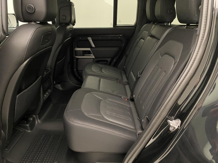 Land Rover Defender 110 P400 HSE AWD REZERVACE