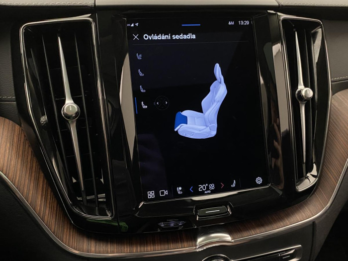 Volvo XC60 B5 AWD ULTIMATE REZERVACE