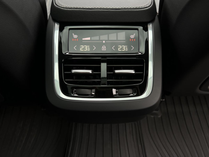 Volvo XC90 B5 AWD DARK ULT. 7MÍSTNÁ Aut