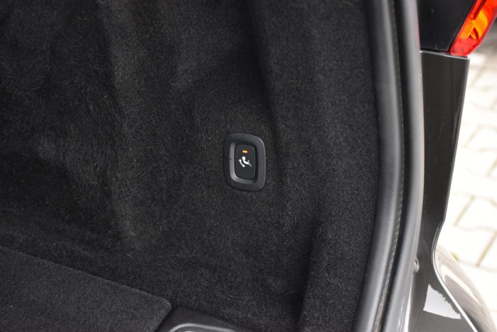 Volvo XC60 B5 AWD R-Design REZERVACE