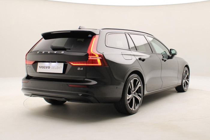 Volvo V60 B4 PLUS DARK REZERVACE