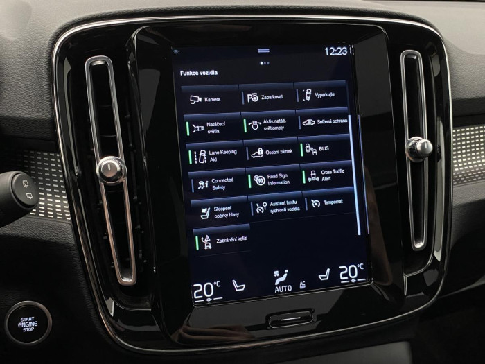 Volvo XC40 B5 AWD R-DESIGN REZERVACE
