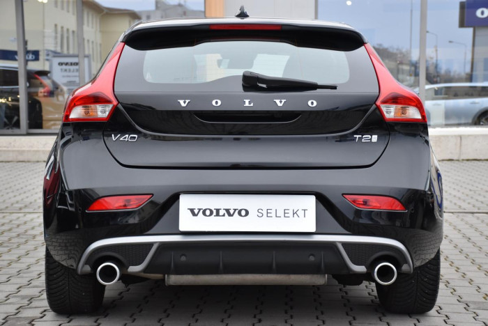 Volvo V40 T2 R-Design REZERVACE