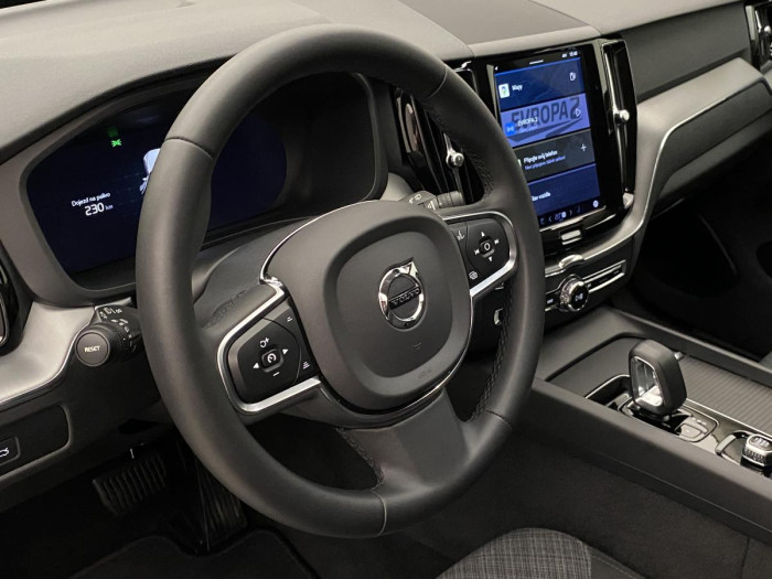 Volvo XC60 B4 MOMENTUM AUT REZERVACE 2.0 Momentum