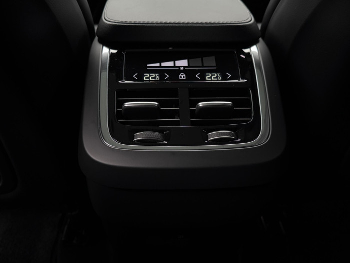 Volvo XC90 B5 AWD R-DESIGN REZERVACE