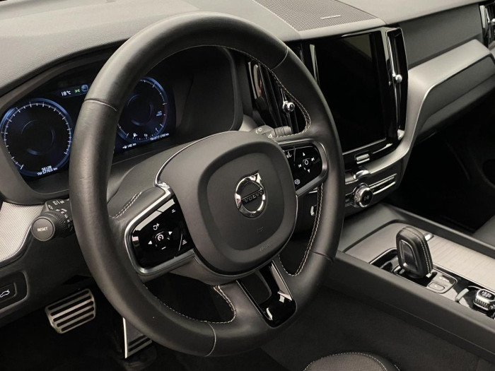 Volvo XC60 B5 AWD R-DESIGN REZERVACE