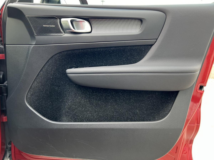 Volvo XC40 T5 R-DESIGN RECHARGE REZERVACE
