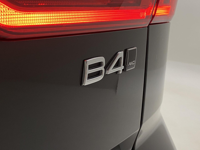 Volvo XC60 B4 AWD PLUS DARK AUT 1.maj